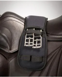 Sadelgjord Dressur fra Back on Track - Sort