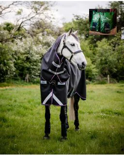 Rambo Supreme 1680D Lite/ 0G fra Horseware - Navy/Burgundy, Dusty Blue and Navy