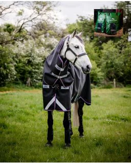 Rambo Supreme 1680D Vari Layer Medium/ 250G fra Horseware - Navy/Burgundy, Dusty Blue and Navy