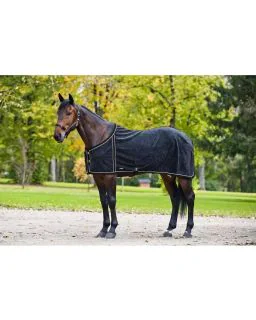 Finntack fleeecedækken med netfoer. Flere farver.