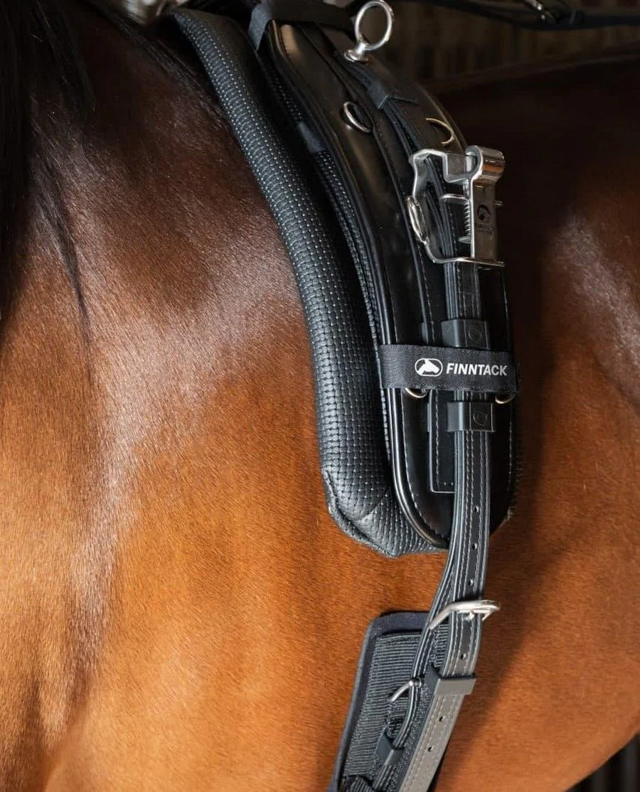 Finntack PVC selepude fåes i  Sort og Hvid. Blød og behagelig model. Let at rengøre.