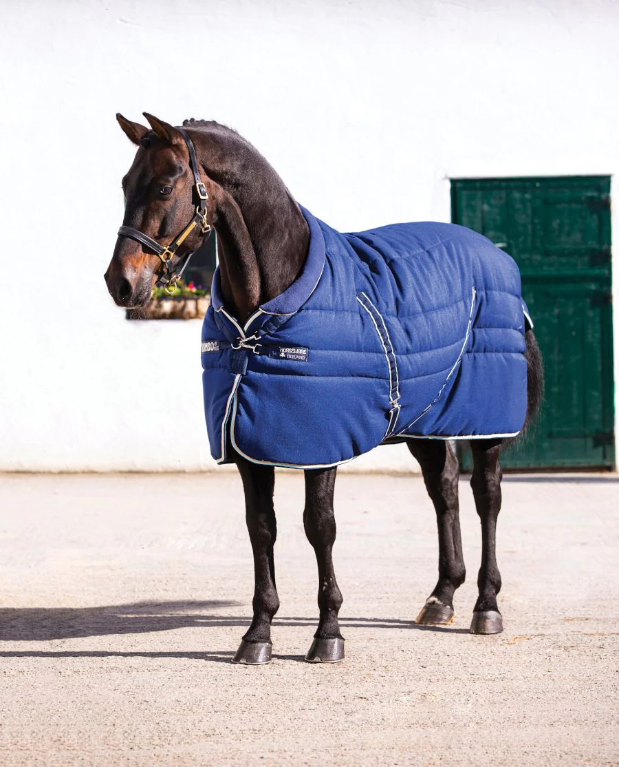 Rambo Cosy Stable Rug/ 400G fra Horseware - Navy with beige, baby blue & navy