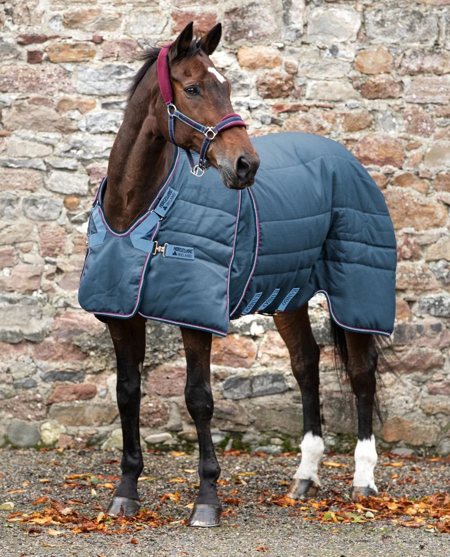 Rambo Optimo Stable Rug Medium /200G fra Horseware - Navy/Burgundy, Teal and Navy