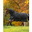 Amigo Bravo 12 Plus Medium/ 250 G fra Horseware i farven Black/Strong Blue/Black