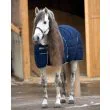 Rambo Stable Rug/400G fra Horseware - Navy/Navy and White