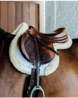 Springunderlag Hunter med Lammeskind fra Kentucky Horsewear