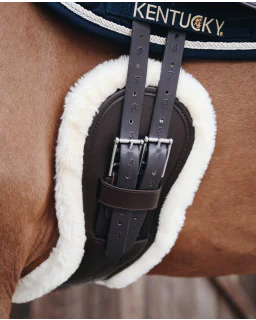 Kort Anatomisk Lammeskindsgjord fra Kentucky Horsewear-Brown